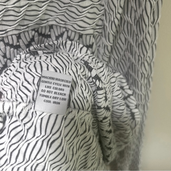 Habitat ~ Patterned Textured White Black Stretch Tunic in size Medium - Picture 5 of 9